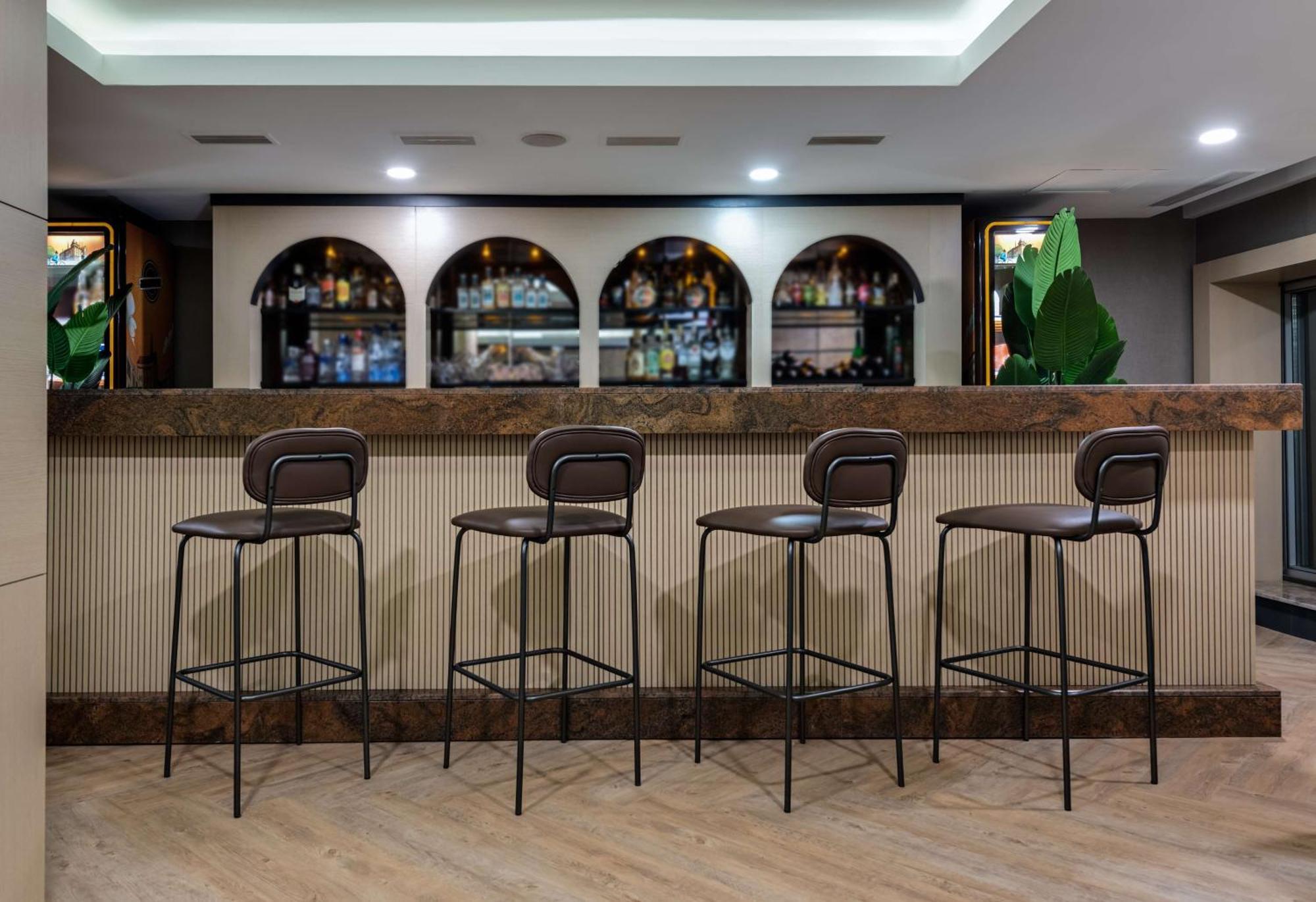 Doubletree By Hilton Van Exteriér fotografie